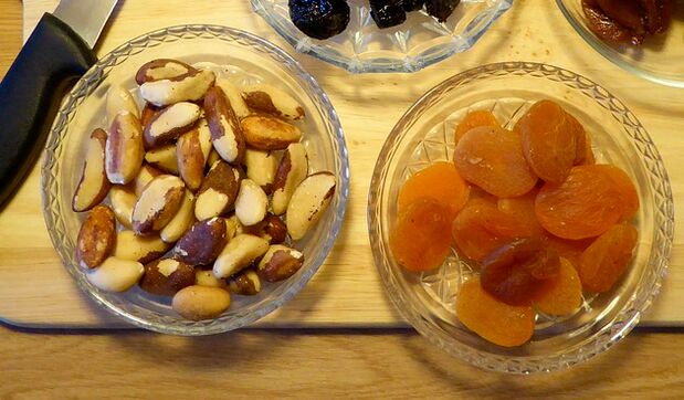 Nuts with dried apricots are a storehouse of vitamins for male sexual health
